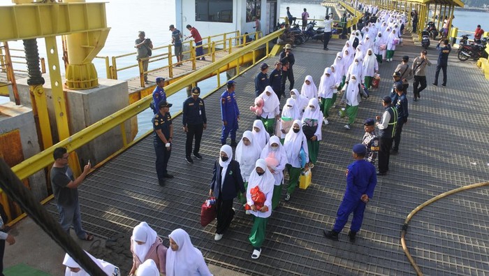 Sejumlah santri antre menaiki Kapal Motor Penyeberangan (KMP) Munggiyango Hulalo di Pelabuhan Jangkar, Situbondo, Jawa Timur, Kamis (16/3/2023). Sejumlah santri yang belajar di pondok pesantren mulai pulang kampung ke Pulau Kangean, Sumenep menyusul datangnya Bulan Ramadhan dan masa libur belajar.