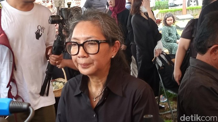 Sari Koeswoyo di pemakaman Koesnomo.