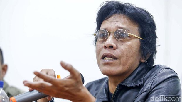 Sejumlah Satpol PP bertemu Anggota DPR Adian Napitupulu. Mereka mengadukan nasib 90 ribu Satpol PP yang terancam kehilangan pekerjaan.