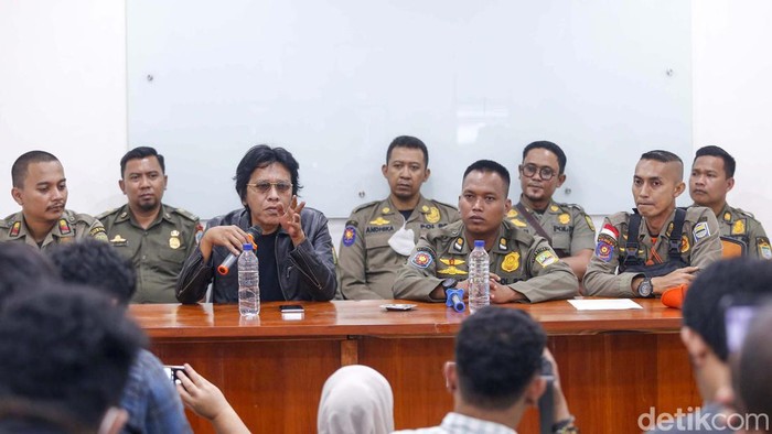 Satpol PP Mengadu ke Adian Napitupulu, Ada Apa? Sejumlah Satpol PP bertemu Anggota DPR Adian Napitupulu. Mereka mengadukan nasib 90 ribu Satpol PP yang terancam kehilangan pekerjaan.