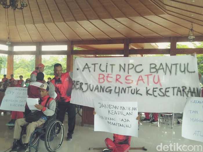 Sejumlah atlet difabel binaan NPC Bantul menuntut penyetaraan bonus atlet difabel dan nondifabel di Kabupaten Bantul, Kamis (16/3/2023).