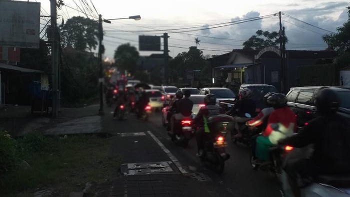 Sejumlah kendaraan mengular di Jalan Raya Dalung simpang Bangsal, Kuta Utara, Badung, Kamis (16/3/2023).(Foto Agus Eka/detikBali)