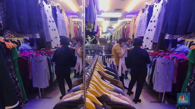 Sejumlah warga memilih pakaian bekas impor atau thrifting di lantai 3, Pasar Senen Blok III, Jakarta Kamis (16/3/2023). (CNBC Indonesia/Tri Susilo)