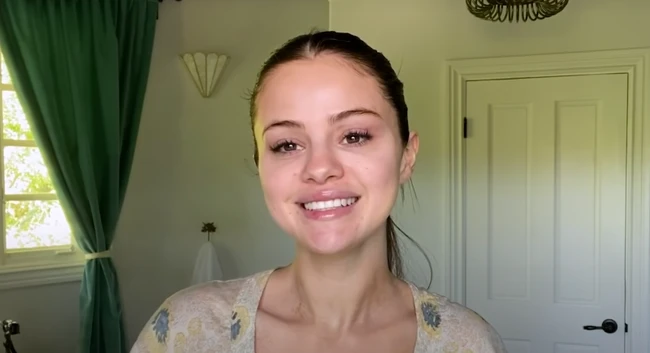 Seringkali Selena Gomez tampil tanpa makeup di media sosialnya. Kecantikan alaminya pun mendapat banyak pujian. Foto: dok. Instagram, TikTok, Youtube