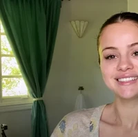 Seringkali Selena Gomez tampil tanpa makeup di media sosialnya. Kecantikan alaminya pun mendapat banyak pujian. Foto: dok. Instagram, TikTok, Youtube