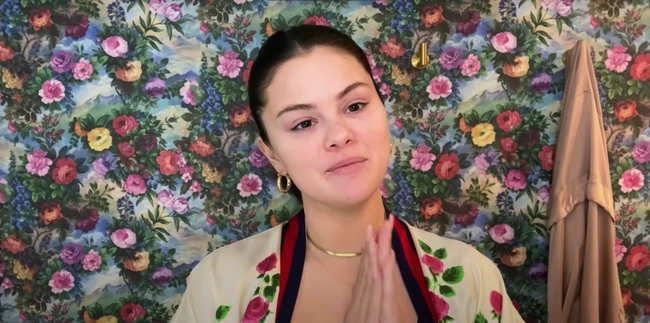 Belakangan penampilan mantan kekasih Justin Bieber itu dibicarakan karena lebih gemuk. Namun, Selena tetap percaya diri dengan perubahan tubuhnya. Terlihat pula pada pipinya yang lebih chubby. Foto: dok. Instagram, TikTok, Youtube