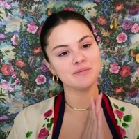 Belakangan penampilan mantan kekasih Justin Bieber itu dibicarakan karena lebih gemuk. Namun, Selena tetap percaya diri dengan perubahan tubuhnya. Terlihat pula pada pipinya yang lebih chubby. Foto: dok. Instagram, TikTok, Youtube