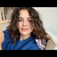Tak selalu flawless, Selena juga menunjukkan saat wajahnya ada jerawat. Foto: dok. Instagram, TikTok, Youtube