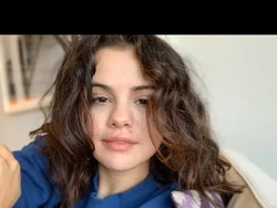 7 Foto Selena Gomez Tanpa Makeup, Foto Selfienya Viral