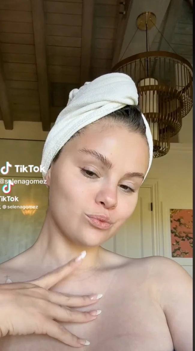 Di TikTok-nya, Selena Gomez menunjukkan video get ready with me dari wajah polos sampai full makeup. Foto: dok. Instagram, TikTok, Youtube