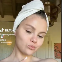 Di TikTok-nya, Selena Gomez menunjukkan video get ready with me dari wajah polos sampai full makeup. Foto: dok. Instagram, TikTok, Youtube