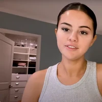 Meski tanpa makeup, kulit Selena Gomez tanpa glowing dan sehat. Foto: dok. Instagram, TikTok, Youtube