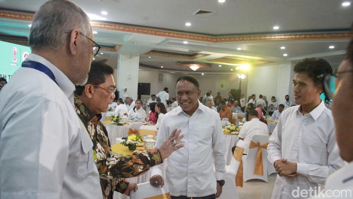 Senyum Zainudin Amali Usai Lepaskan Jabatan Menpora ke Plt Muhajir Effendy Zainudin Amali resmi melepaskan jabatan Menteri Pemuda Olahraga (Menpora) RI. Amali menyerahkan jabatan Menpora kepada Muhadjir Effendy yang ditunjuk sebagai pelaksana tugas (Plt)..