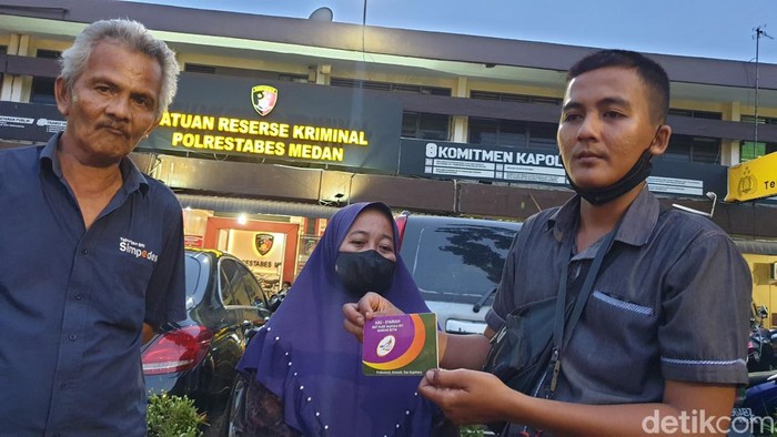Seorang warga Kota Medan, Sugeng, melaporkan Koperasi BMT Kube Sejahtera 001 ke Polrestabes Medan. Dugaannya, pengurus koperasi yang diketuai oleh Kepala Desa Bandar Setia, Sugianto, melakukan penipuan dan penggelapan. (Goklas Wisely/detikSumut).
