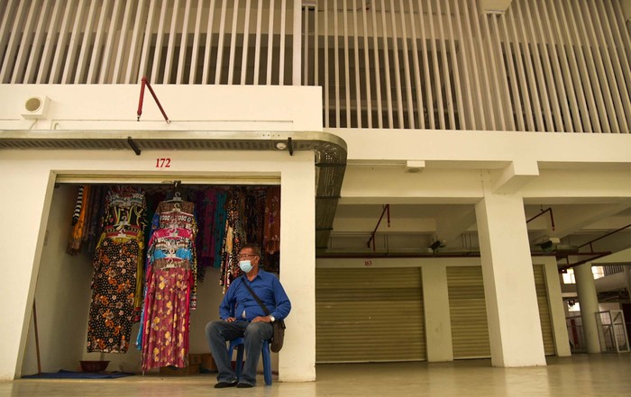 Sepinya Pasar Aksara Medan Kondisi Pasar Aksara di Medan, Sumatera Utara, Rabu (15/3/2023). Pedagang mengaku pasar yang diresmikan pada akhir 2022 tersebut sepi pembeli, sehingga sebagian pedagang memilih berjualan di lapak liar tepi jalan. ANTARA FOTO/Fransisco Carolio/rwa.