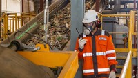 Fasilitas pengelolaan sampah menjadi Refuse Derived Fuel (RDF) yang dimanfaatkan menjadi bahan bakar alternatif  di Pabrik Narogong, Jawa Barat.