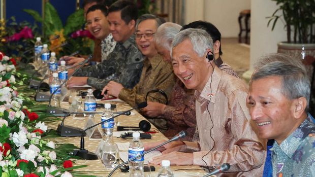 Singapore's Prime Minister Lee Hsien Loong meets with Indonesia's President Joko Widodo at the Istana in Singapore March 16, 2023. REUTERS/Edgar Su/Pool