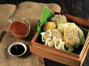 Jajan Enak, Makan Siomay dengan Bumbu Kacang Gurih di Sini