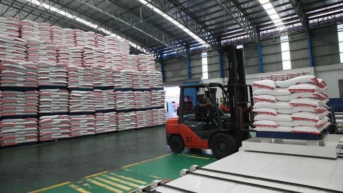 stok gula di salah satu pabrik anggota Gabungan Produsen Gula Indonesia