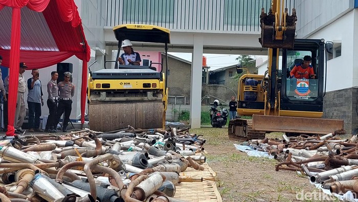 Stoom saat menggilas knalpot brong hasil sitaan Polres Cimahi, Kamis (16/3/2023).
