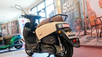 Jika dilihat dari depan, kendaraan tersebut mirip skuter klasik Jepang era 90-an, sementara bagian belakangnya seperti skuter listrik modern. Foto: Suzuki Taiwan