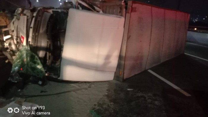 Tabrakan truk pengangkut pasir dan mobil boks ekspedisi di Tol Wiyoto Wiyono arah Cawang, Kamis (16/3/2023) pagi.