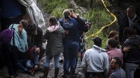 Keluarga korban ledakan tambang tak kuasa menahan kesedian. Sebagian dari mereka berpelukan untuk saling menguatkan.