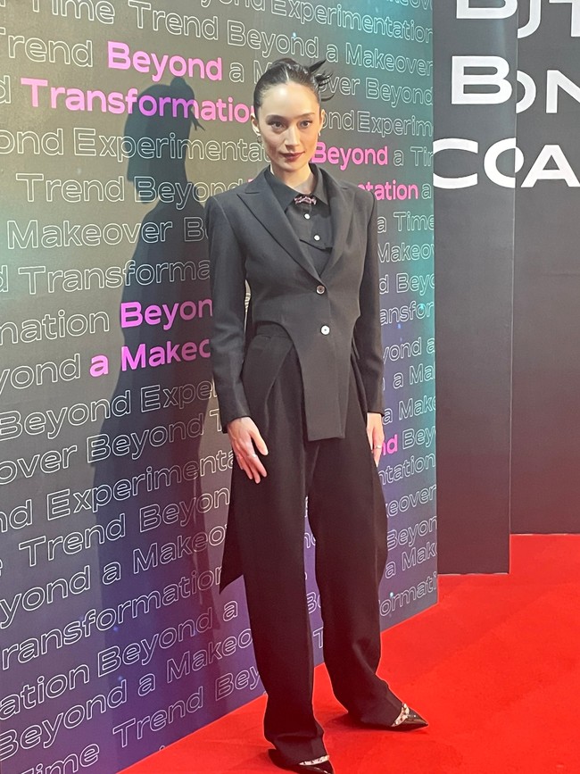 Untungnya Tatjana Saphira sadar bahwa kondisi itu tidak seharusnya menghalanginya untuk berkarya. Aku nggak mau jerawat mendefinisikan aku, aku harus kuat menggali diri aku dan potensi aku agar orang bisa melihat itu daripada yang lain, tambahnya.Foto: Rahmi Anjani/Wolipop