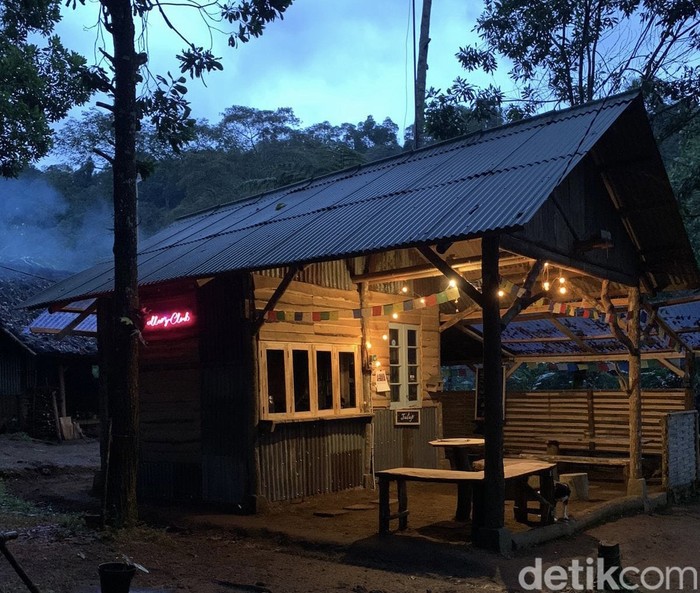 Tempat ngopi di kawasan Gunung Gede Pangrango.
