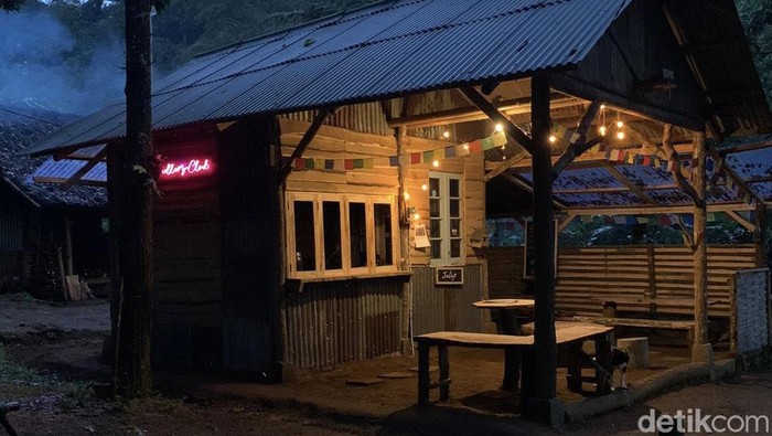 Tempat ngopi di kawasan Gunung Gede Pangrango.