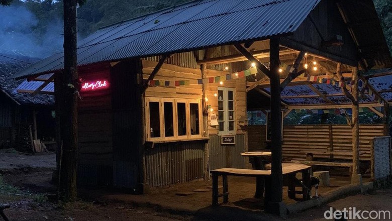 Tempat ngopi di kawasan Gunung Gede Pangrango. Tempat ngopi di kawasan Gunung Gede Pangrango.