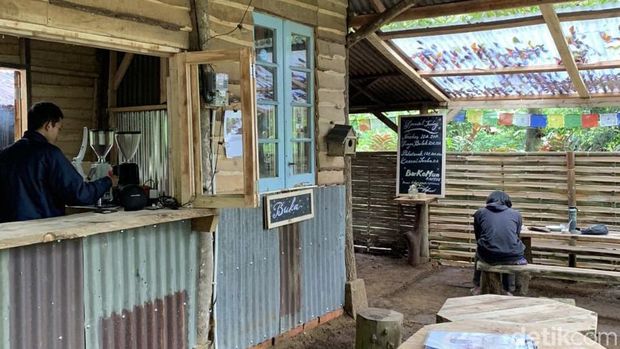 Tempat ngopi di kawasan Gunung Gede Pangrango.