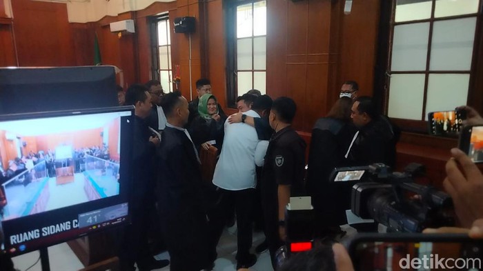 Terdakwa Kanjuruhan Bambang Sidik Achmadi dipeluk tim penasihat hukumnya usai divonis bebas