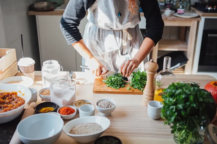 Terpaksa Makan Masakan Ibu Meski Kenyang, Alasan Netizen Bikin Sedih