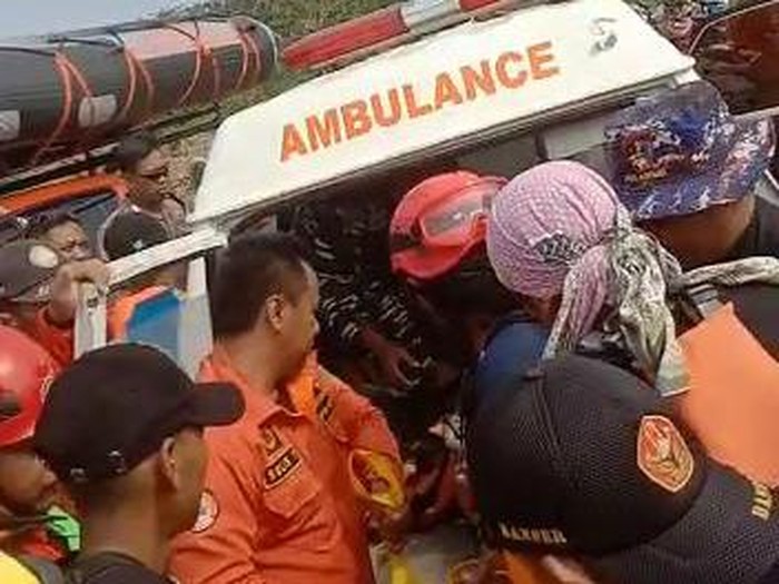 Tim SAR gabungan mengevakuasi mayat pria yang terseret arus Kali Progo di Kabupaten Bantul, Kamis (16/3/2023).