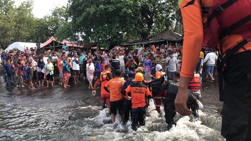 Nurmala Putri (8), siswa kelas 2 SD yang terseret ombak di Pantai Ketapang, ditemukan dalam keadaan meninggal.