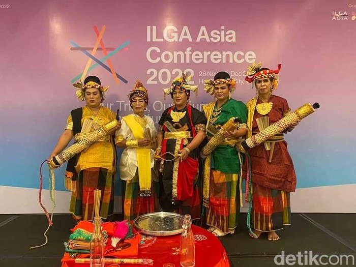 Tokoh spiritual Bugis Bissu saat menghadiri acara ILGA Asia Conference 2022. (Agung Pramono/detikSulsel)