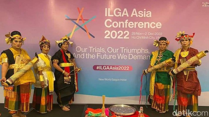Tokoh spiritual Bugis Bissu saat menghadiri acara ILGA Asia Conference 2022. (Agung Pramono/detikSulsel)