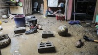 Penampakan lumpur yang masuk ke dalam rumah warga.  