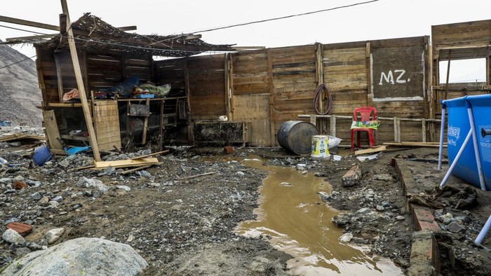 Angin topan disertai hujan lebat membuat banjir besar di beberapa wilayah Peru. Akibatnya 8 orang dilaporkan meninggal dunia dan ratusan rumah rusak.