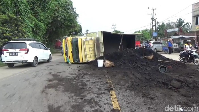 Truk Batu Bara terguling di Jalinsum Muaro Jambi.