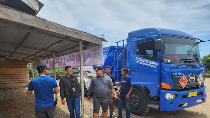 Truk tangki yang membawa BBM oplosan saat diamankan polisi. (Dok. Polda Aceh)