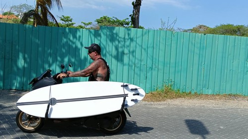 Ilustrasi turis tidak mengenakan helm di jalan.