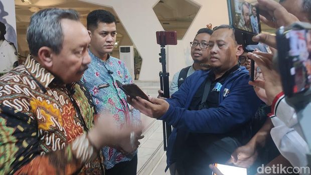 Mantan KSAD Jenderal (Purn) Tyasno Sudarto dan Presiden Asosiasi Guru Sejarah Indonesia Dr. Sumardiansyah Halim Perdana Kusumah di TMII, 16 Maret 2023
