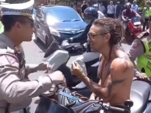 Tangkapan layar bule AS, Bryan mendebat Kasatlantas Polres Gianyar AKP Muhammad Bhayangkara Putra Sejati, Rabu (15/3/2023).