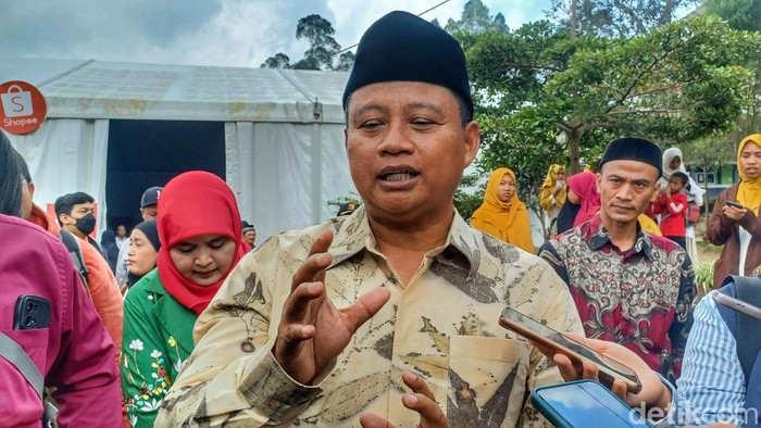 Wakil Gubernur Jabar Uu Ruzhanul Ulum saat berbicara mengenai polemik guru Cirebon dipecat usai kritik RK, Kamis (16/3/2023).Wakil Gubernur Jabar Uu Ruzhanul Ulum saat berbicara mengenai polemik guru Cirebon dipecat usai kritik RK, Kamis (16/3/2023).