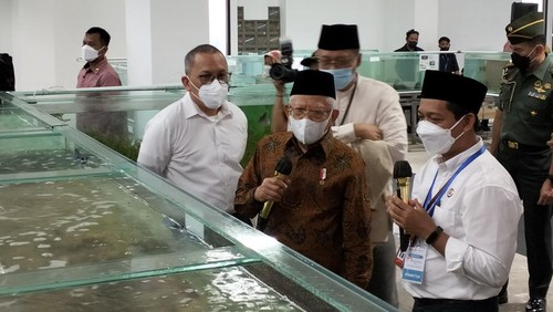 Wakil Presiden Maruf Amin didampingi Gubernur NTB Zulkieflimansyah mengecek lokasi penelitian hasil laut di Gerung Fasilitas Riset dan Inovasi Produk Halal Berbasis Maritim Nasional di Desa Malaka, Kamis (16/3/2023).