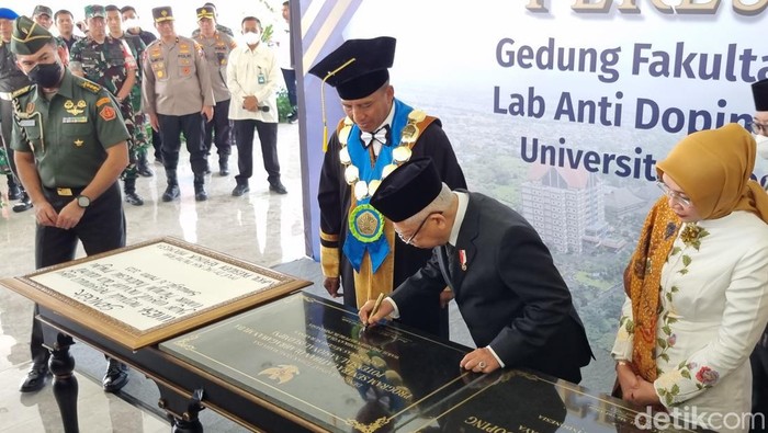 Wapres Maruf Amin meresmikan gedung di Unesa