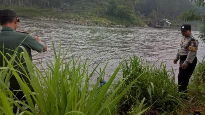warga blitar hilang hanyut terbawa arus brantas