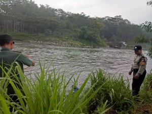 Pria Blitar Hilang Terbawa Arus Saat Mandi di Sungai Brantas